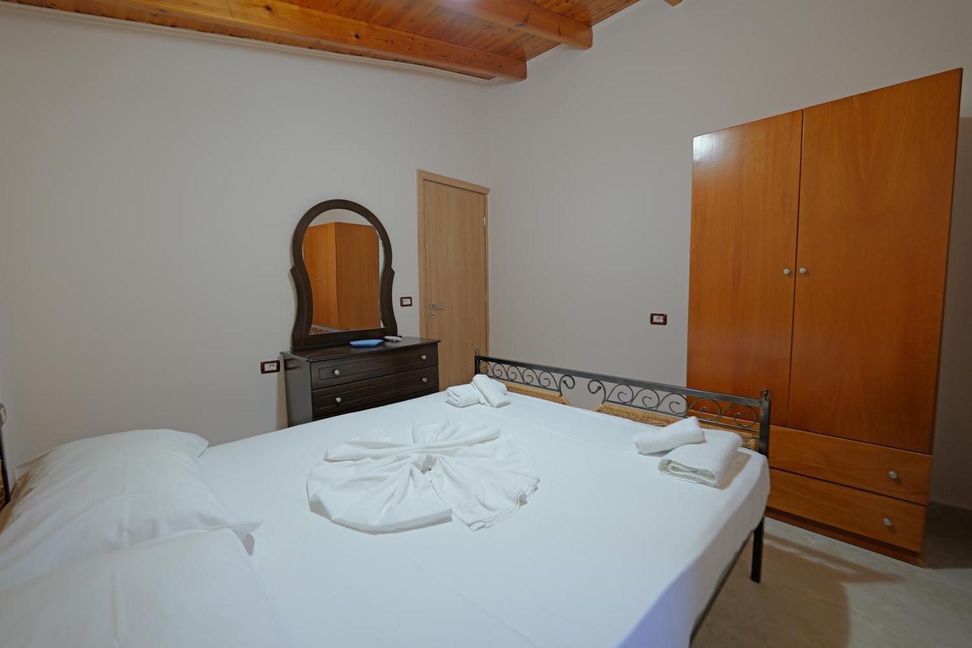 Arthur'S 4Apartments Borsh Ngoại thất bức ảnh